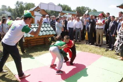 Kazan a luat o plimbare pe fântâni Sabantu, kebab shish, pitons și burta dans, seara Kazan