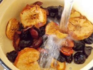 Compot de fructe uscate pentru copii - pot să mănânc cât de mult să gătesc, când să dau, alergia