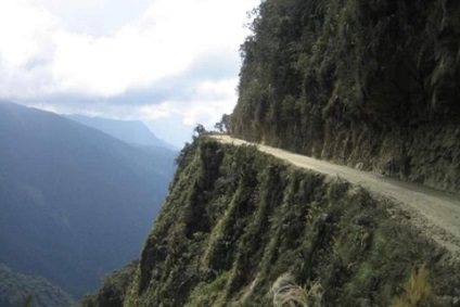 Kunst! În Bolivia, cel mai periculos drum din lume