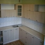 Bútor a házból saját kezével, beleértve az asztallapokat, konyhákat, szekrényeket, polcokat, ajtókat és padlókat