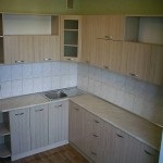 Mobilier din casă cu mâinile sale, inclusiv blaturi de masă, bucătării, dulapuri, rafturi, uși și podele