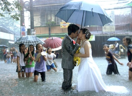 Floodul nu a împiedicat cuplul îndrăgostit să joace o nuntă