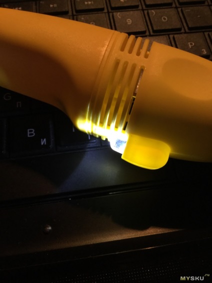 Examinați un aspirator mini usb inutil pentru curățarea tastaturilor