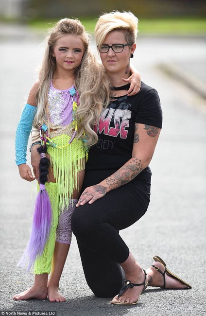 Ea cheltuiește mii de dolari pe machiaj și haine strălucitoare pentru fiica ei de 7 ani