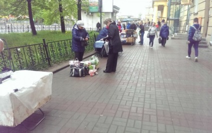 Petersburgii sunt indignați că autoritățile nu împiedică comerțul - cu mâinile