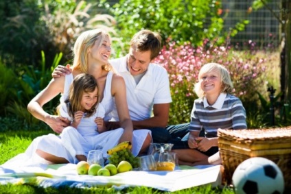 Picnic pentru copii în natură ce să ia pentru copil, reguli de comportament, pericole pentru un copil în natură