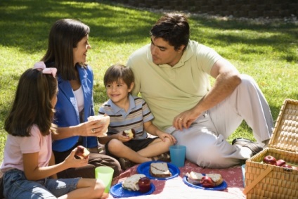 Picnic pentru copii în natură ce să ia pentru copil, reguli de conduită, pericole pentru un copil în natură