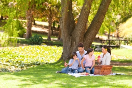 Picnic pentru copii în natură ce să ia pentru copil, reguli de conduită, pericole pentru un copil în natură