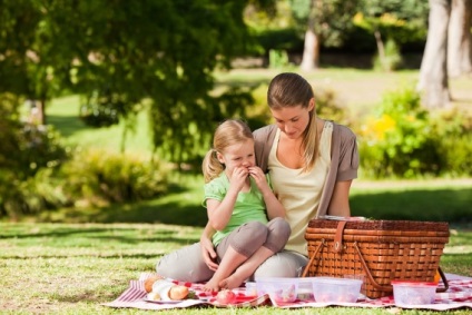 Picnic pentru copii în natură ce să ia pentru copil, reguli de comportament, pericole pentru un copil în natură