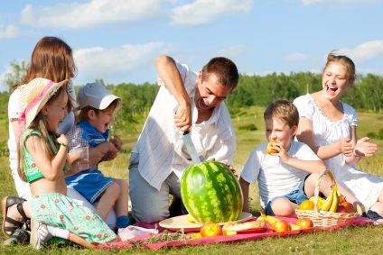 Piknik a gyermekek számára a természetben, mit kell tennie egy gyermeknek, magatartási szabályokat, veszélyeket a gyermek számára a természetben