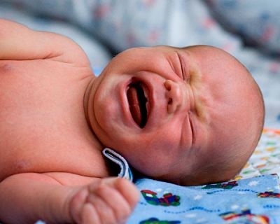 Miért sír egy újszülött, és mit kell tennie