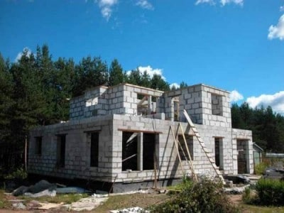 Proiectele de case de vacanță din blocuri de spumă sunt construite ușor și rapid