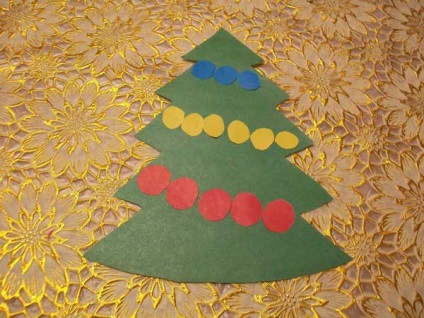 Aplicarea simplă a Anului Nou de hârtie colorată pentru copiii cu herbărie