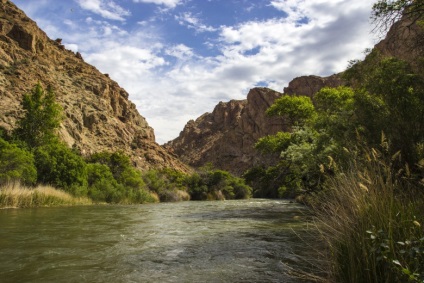 Râul Charyn Canyon Bestamak - o alternativă la Valea Castelelor