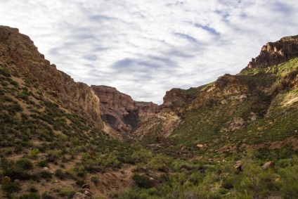 Râul Charyn Canyon Bestamak - o alternativă la Valea Castelelor