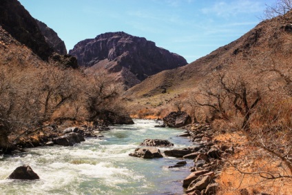 Râul Charyn Canyon Bestamak - o alternativă la Valea Castelelor