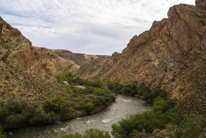 Râul Charyn Canyon Bestamak - o alternativă la Valea Castelelor