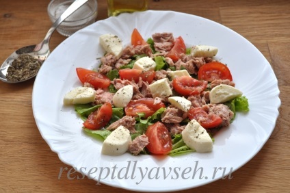 Salată cu mozzarella și roșii