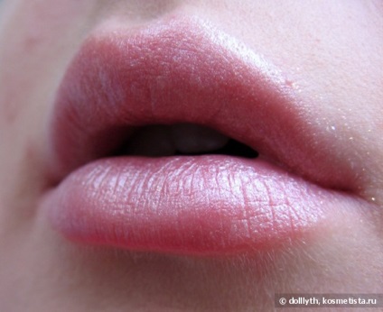 Блестящ и обемни устни червило в Avon наново копринени мнения розови