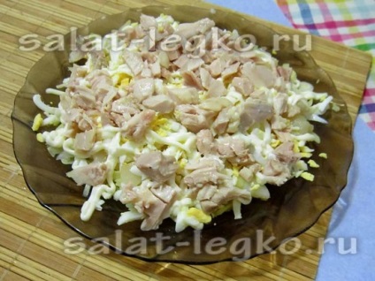 Réteges saláta tintahalral és csirkével, recept fotóval