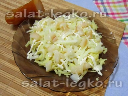 Réteges saláta tintahalral és csirkével, recept fotóval