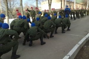 Elefántok, fácánok és más állatok, akik részesülnek a „Habozás” közepén a fehérorosz hadsereg besorozott jogok