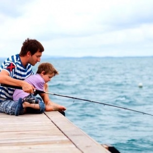 Merită să luați un copil pentru pescuit