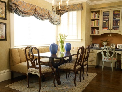 Táblázat a folyosókon lévő nappaliban egy kanapéval a teremben, design és fotó, nagy könyvek, asztalterítő anyag,