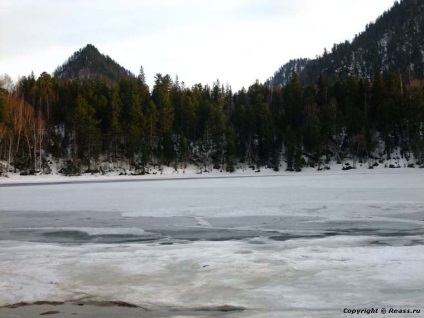 Lacuri calde pe o plajă cu zăpadă - recenzii de fotografii