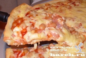 Pizza subțire cu șuncă și fasole, fotoreceptor cu descriere detaliată din