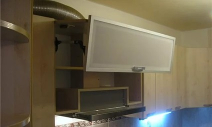 Montați capota în instalația de bucătărie și conectați-vă la ventilație
