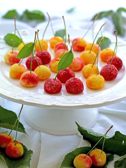 A fehér cukorból készült édes desszert cseresznye formájában
