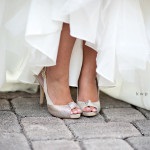 Tot felul de jartiere si pantofi colorati intr-o imagine de nunta, curand nunta - un portal de nunti