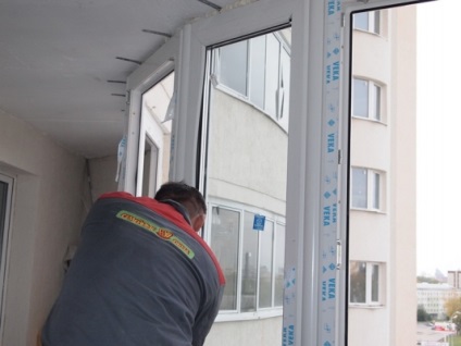 Az erkély hideg homlokzatburkolatának cseréje Chelyabinskben, alumínium üvegezéssel