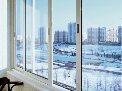Înlocuirea geamurilor cu fațade reci ale balconului cu cald în Chelyabinsk, vitrate cu aluminiu