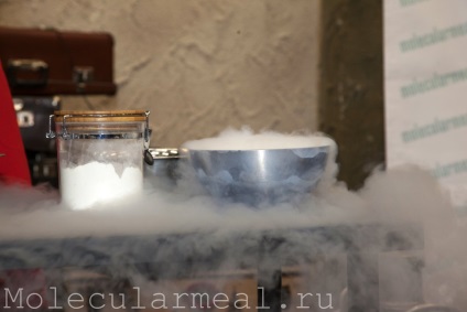 Înghețarea cu azot lichid în bucătăria moleculară