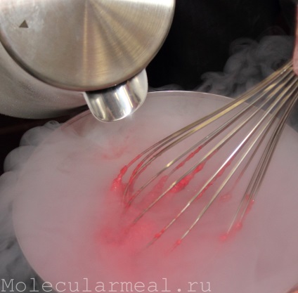 Înghețarea cu azot lichid în bucătăria moleculară