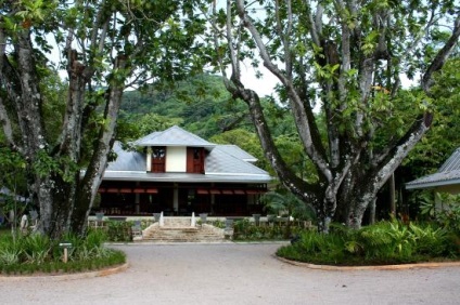 Uzina de producție a golfului takamaka de rum pe Seychelles