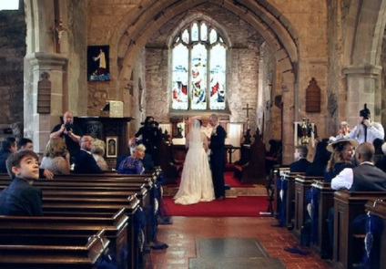 A vőlegény hirtelen megtöri az ünnepségen, és arra kéri a menyasszonyt, hogy forduljon