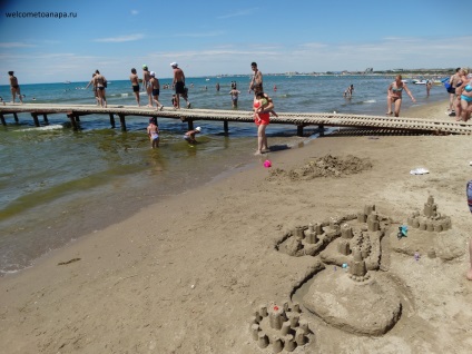 Anapa vârf al sezonului de vară 2017 în luna iulie, marea este caldă, apa de mare este curat