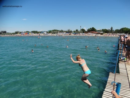 Anapa vârf al sezonului de vară 2017 în luna iulie, marea este caldă, apa de mare este curat