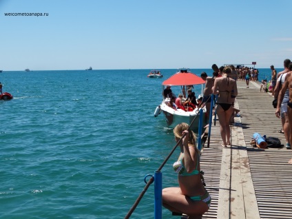 Anapa vârf al sezonului de vară 2017 în luna iulie, marea este caldă, apa de mare este curat