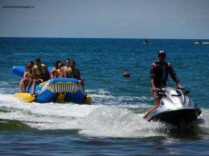 Anapa de vârf al sezonului de vară 2017 în luna iulie, marea este caldă, apa de mare este curat