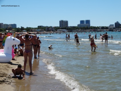 Anapa de vârf al sezonului de vară 2017 în luna iulie, marea este caldă, apa de mare este curat
