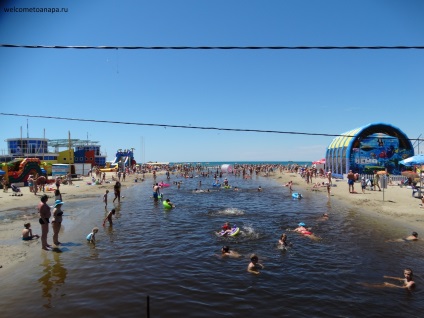 Anapa de vârf al sezonului de vară 2017 în luna iulie, marea este caldă, apa de mare este curat