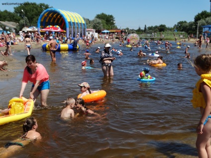 Anapa de vârf al sezonului de vară 2017 în luna iulie, marea este caldă, apa de mare este curat