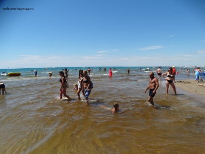 Anapa vârf al sezonului de vară 2017 în luna iulie, marea este caldă, apa de mare este curat