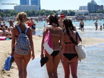 Anapa vârf al sezonului de vară 2017 în luna iulie, marea este caldă, apa de mare este curat