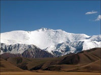 A hegymászók kommunális sírja (szimbolikus), aki 1990. július 13-án a Pamirben halt meg