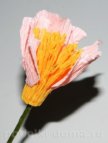 A hullámpapírból készült virágok saját kezükben, egy ötlet ötletekkel és mesterkurzusokkal